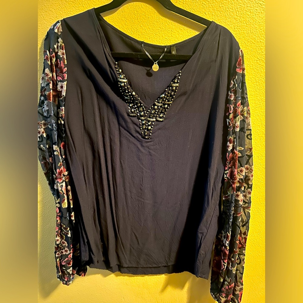Beautiful navy blouse w sleeve detail women’s size X-Large worn once